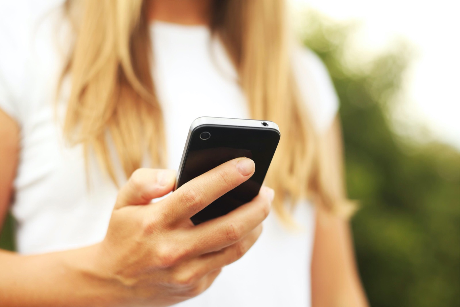 📱 Can We Guess Your Age Based on the Way You Reply to These Texts? Woman On Phone 2