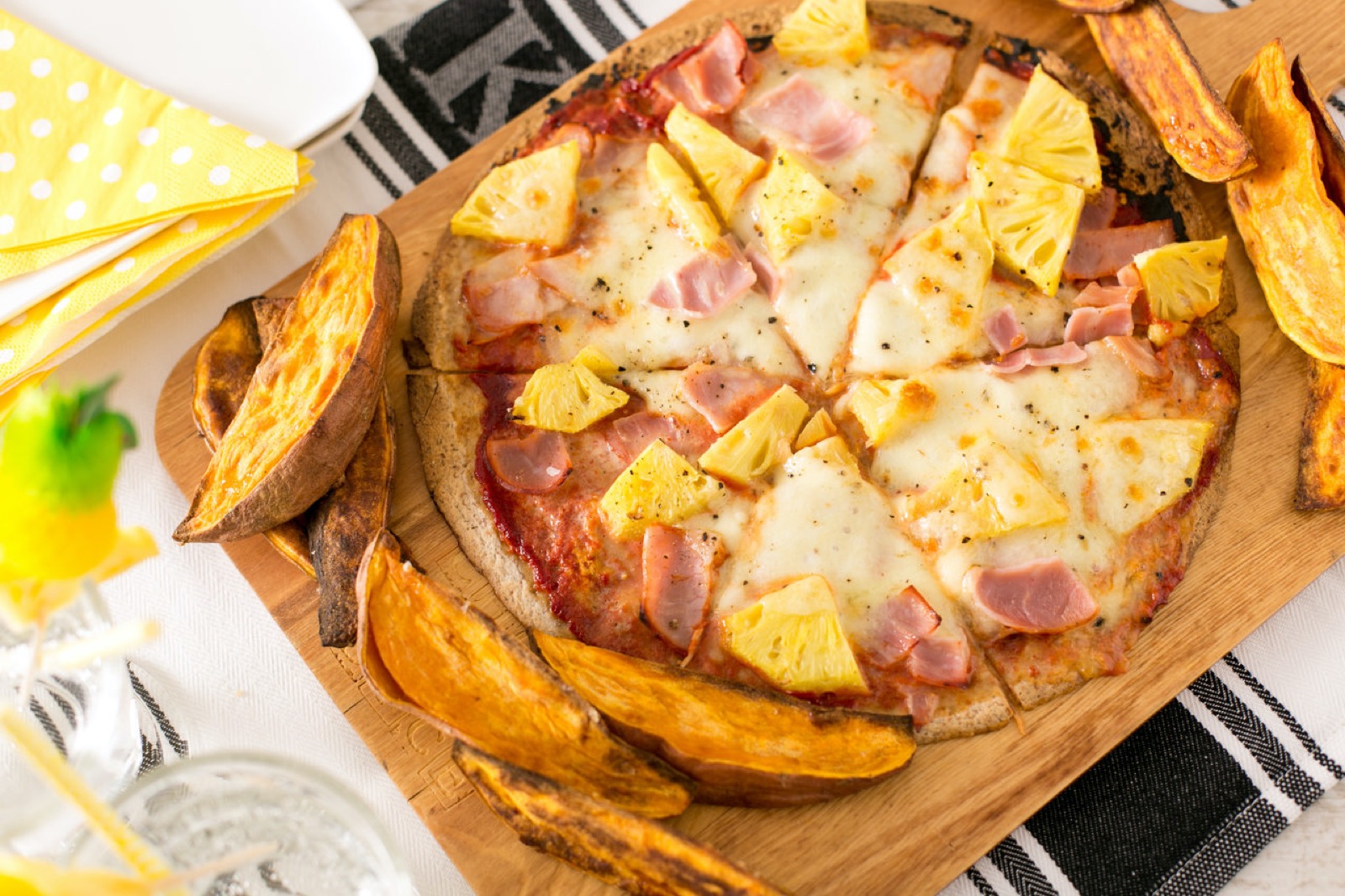 Have a Snacks Party by Yourself and We’ll Guess If You’re a Cat or Dog Person Hawaiian Pizza And Chips