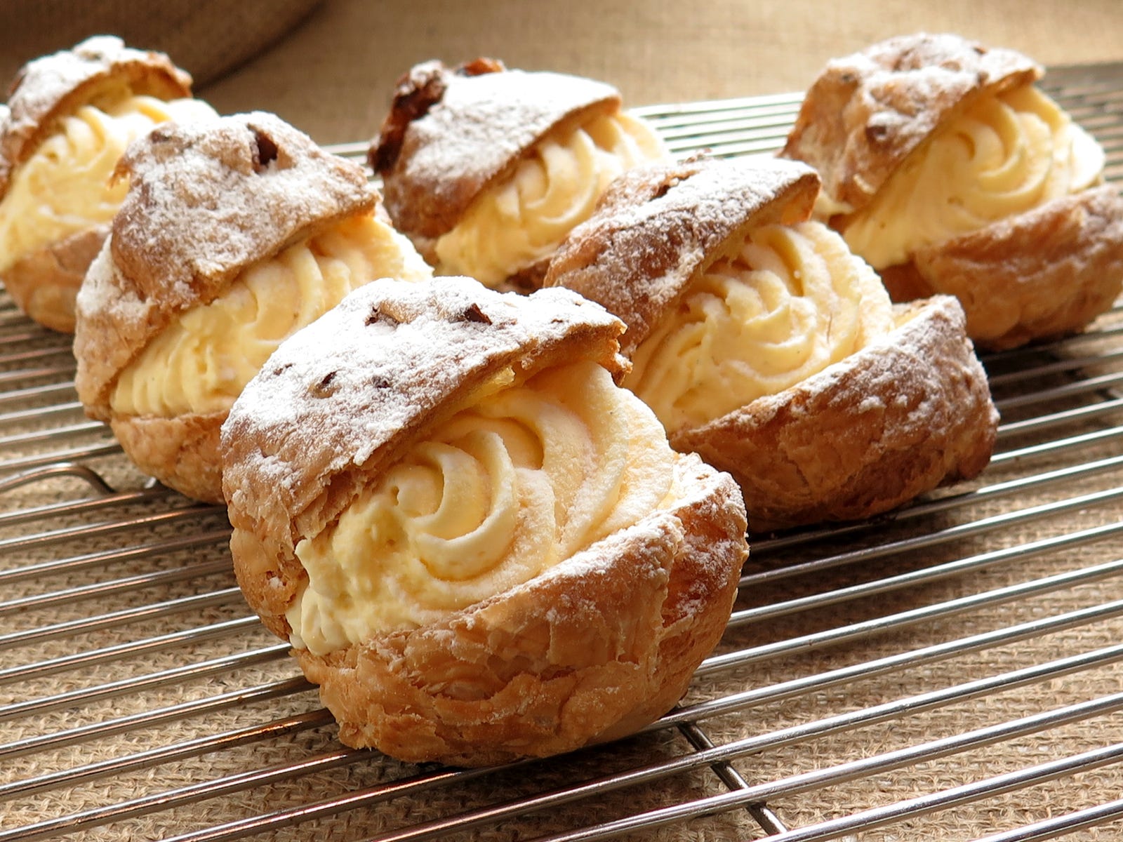 🥐 Here Are 24 Baked Treats from Around the World – Can You Find Them on the Map? Profiteroles