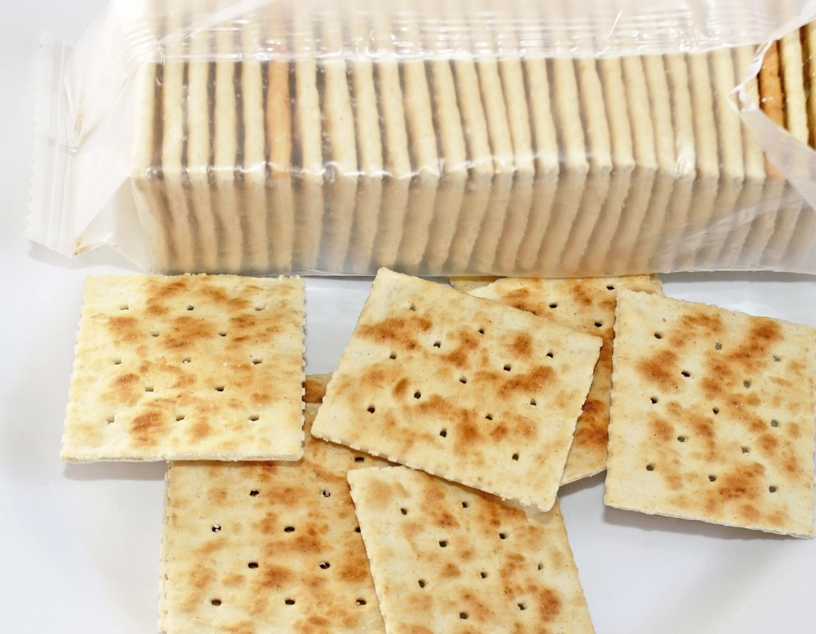 The Way You Feel About These Bland Foods 🍞 Will Reveal Exactly How Old You Are Saltine Crackers