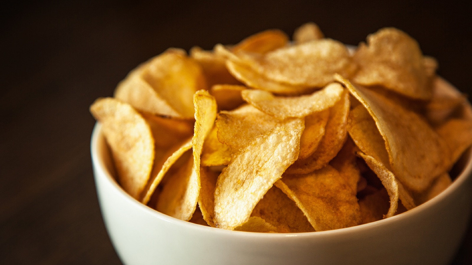 Only the Biggest – And I Mean BIGGEST – English Language Masters Can Pass This Test Crispy potato chips in white bowl