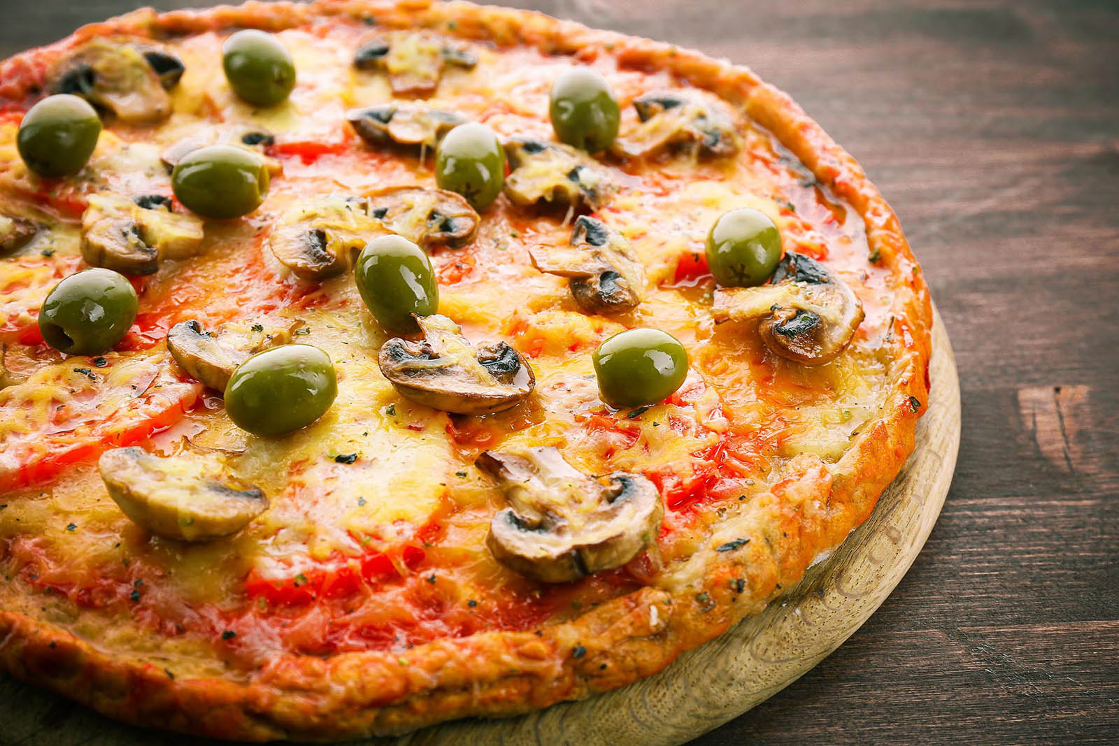 🍕 If You’ll Eat at Least 15 of These Foods on Pizza, You’re an Adventurous Eater Mushroom And Green Olives Pizza