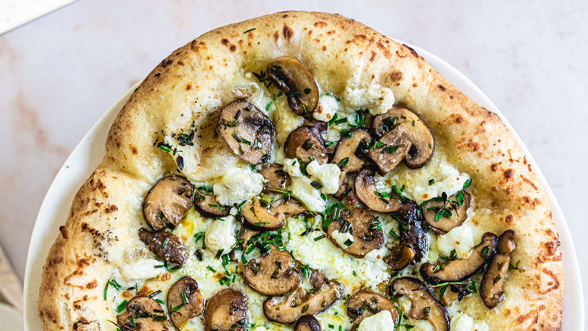 🍕 If You’ll Eat at Least 15 of These Foods on Pizza, You’re an Adventurous Eater Mushroom pizza