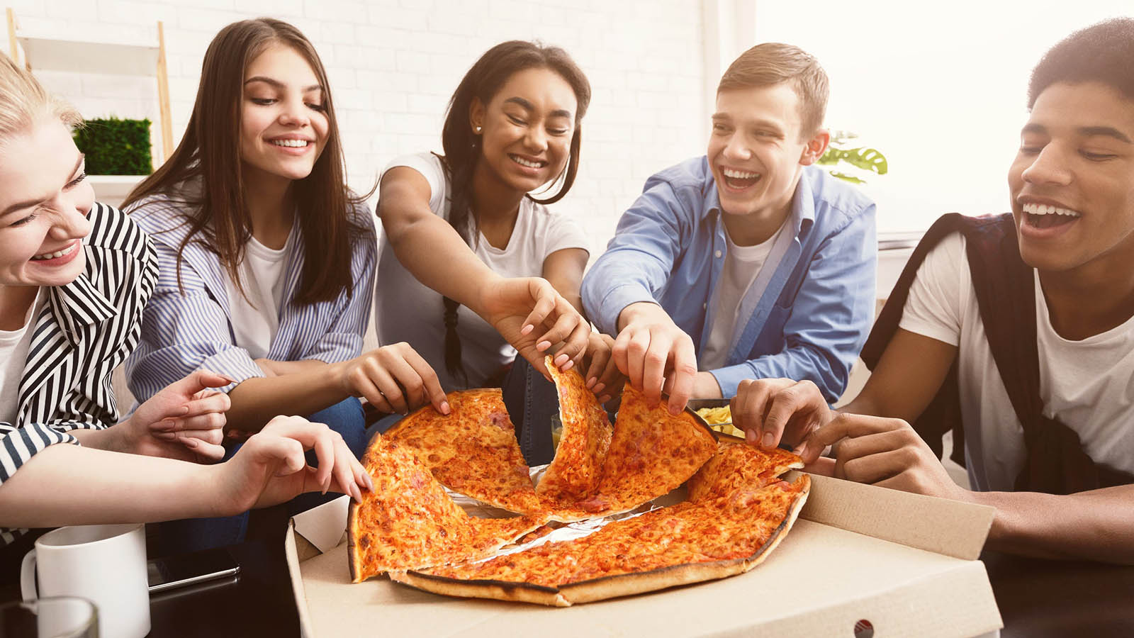 💡 Only a Very Smart Person Can Solve All of These Riddles – Can You? Friends Sharing Pizza
