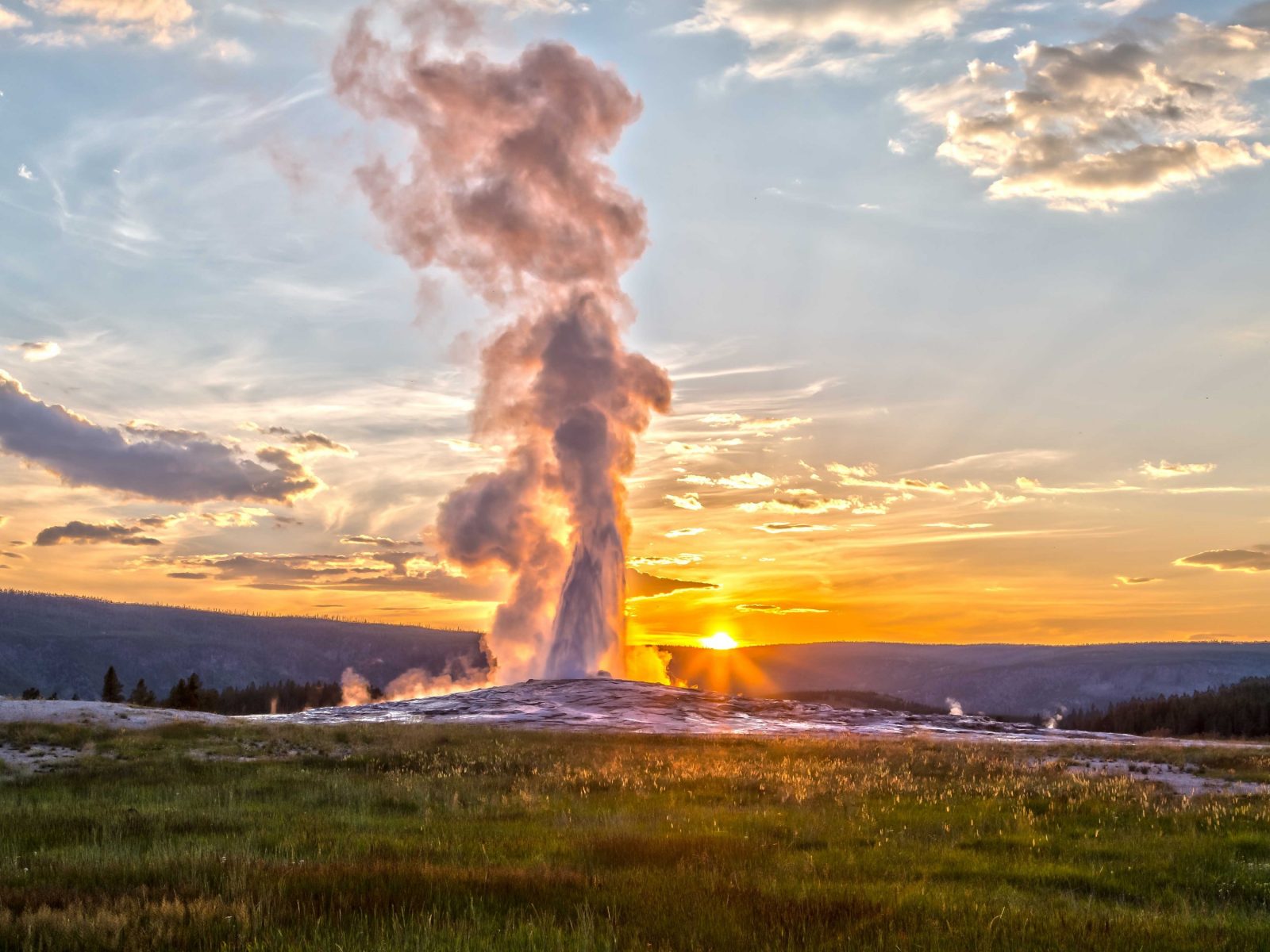 🌏 Most People Can’t Pass This Famous Landmark Quiz — Can You? Old Faithful Geyser, Yellowstone National Park, Wyoming