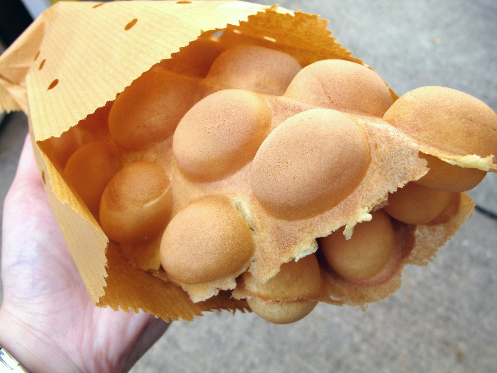 🌭 Here Are 24 Street Foods Around the World – Can You Match Them to Their Continent? Hong Kong Bubble Waffle