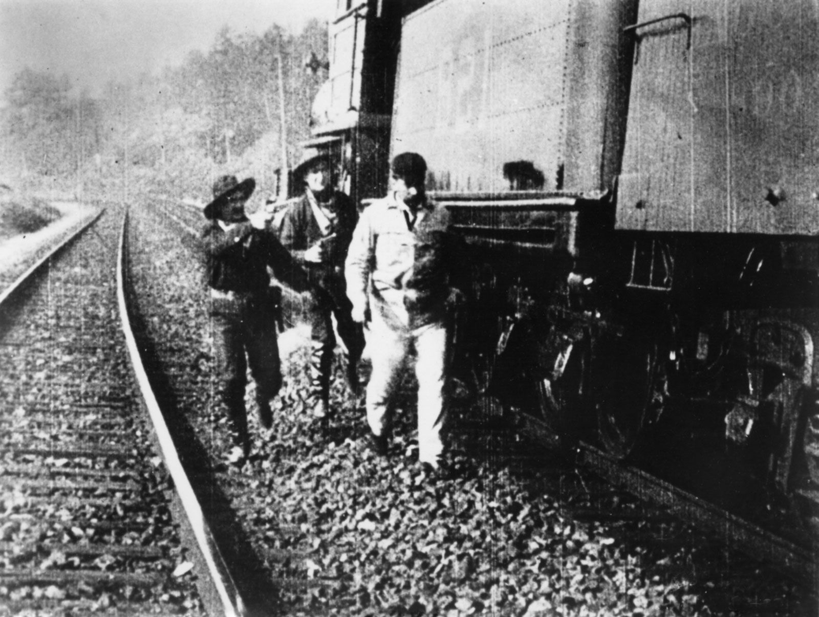 80% Of People Can’t Get 12/18 on This General Knowledge Quiz (feat. Charlie Chaplin) — Can You? The Great Train Robbery 1903
