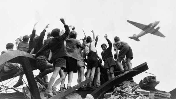9 in 10 People Can’t Pass This Quiz on the Cold War. Can You? berlin blockade