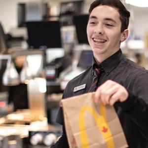 🍟 Can You Survive A Day Working At McDonald's? Quiz Serve the person behind them first