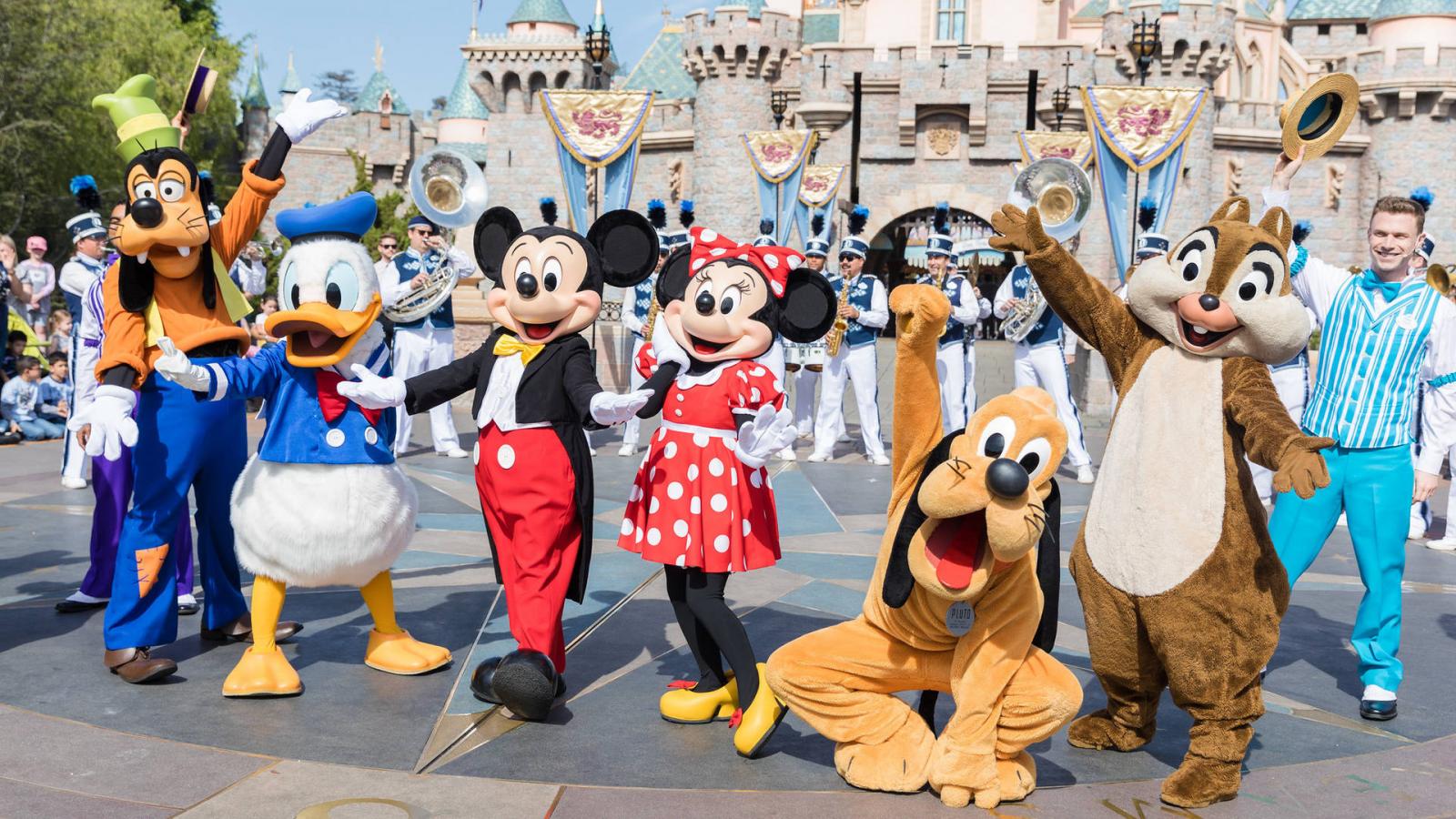 🏰 Can You Survive a Day Working at Disneyland? Disneyland