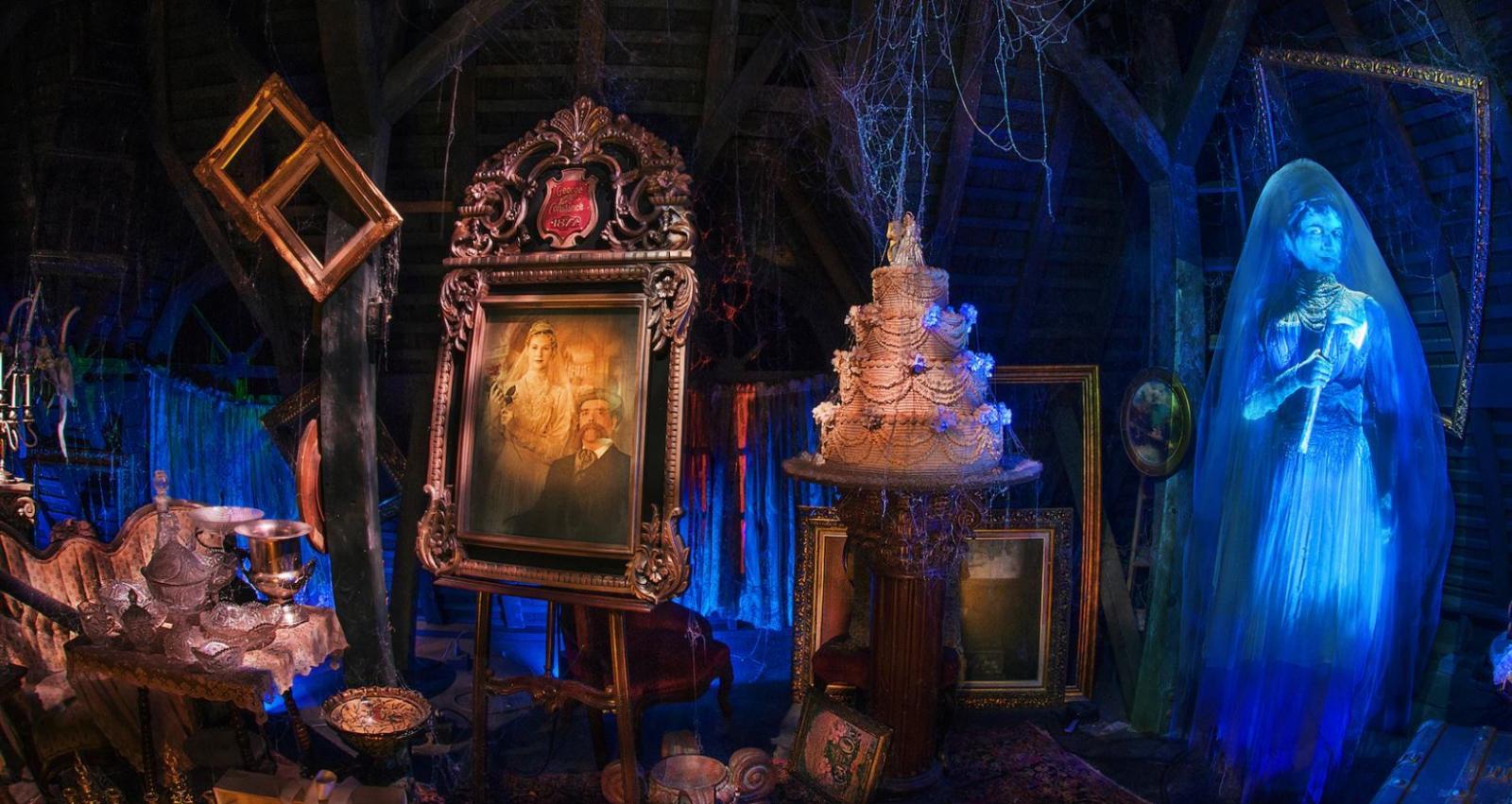 🏰 Can You Survive a Day Working at Disneyland? Haunted Mansion Attic