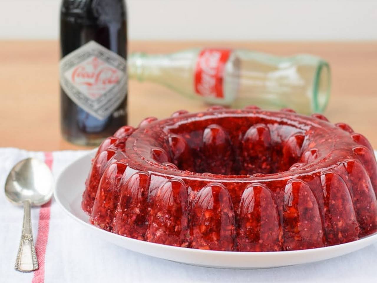 🍮 Only a Person Older Than 60 Will Have Eaten at Least 13/25 of These Forgotten Desserts Coca Cola Jello Salad