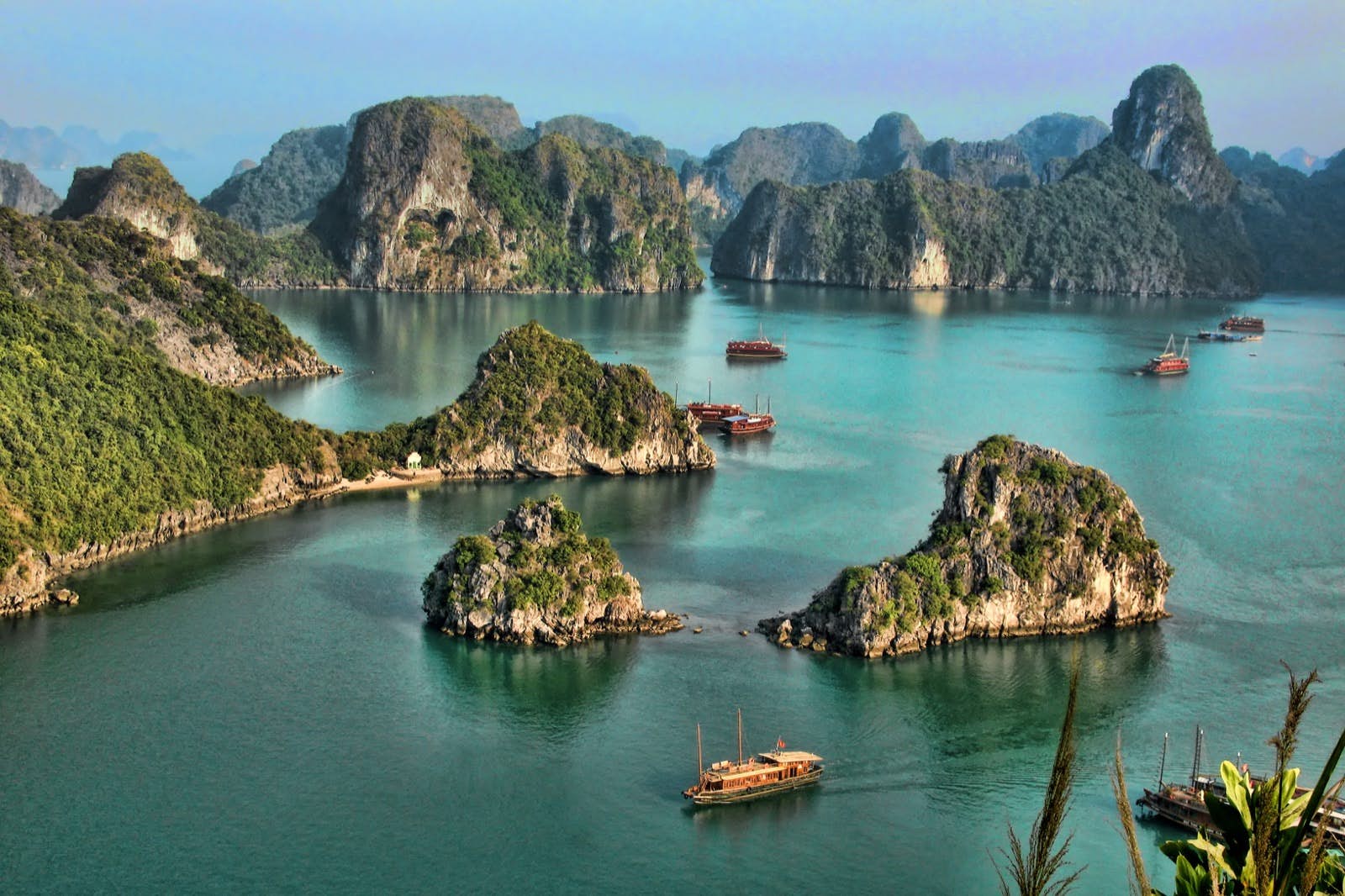 🌋 Most People Have No Idea Which Continent These Natural Landmarks Are on — Do You? Hạ Long Bay, Halong Bay, Vietnam