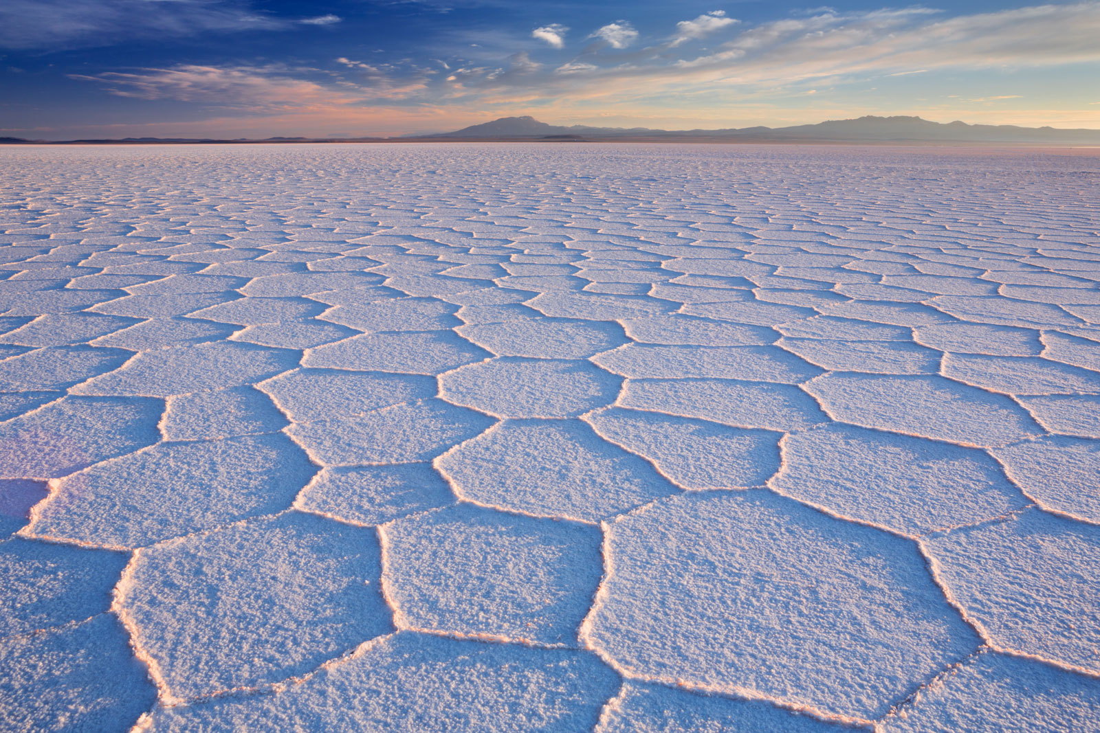 🌋 Most People Have No Idea Which Continent These Natural Landmarks Are on — Do You? Uyuni Salt Flat, Bolivia