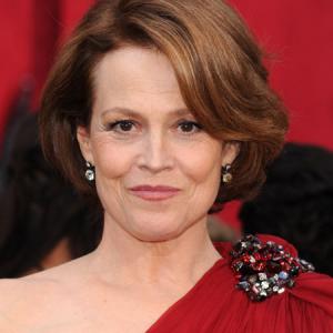 🔥 Match These Celebs on Tinder and We’ll Reveal the Type of Partner You Need ❤️ Sigourney Weaver