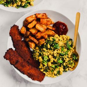 🥗 Can You Survive One Day as a Vegan? Scrambled tofu and veggie bacon