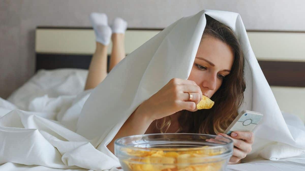 Choose Between Sweet and Salty Snacks and We’ll Guess Your Current Relationship Status eating chips snacking in bed
