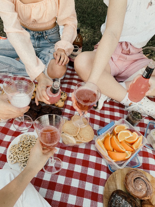 Which TV Mom Are You? Quiz Picnic at the community park