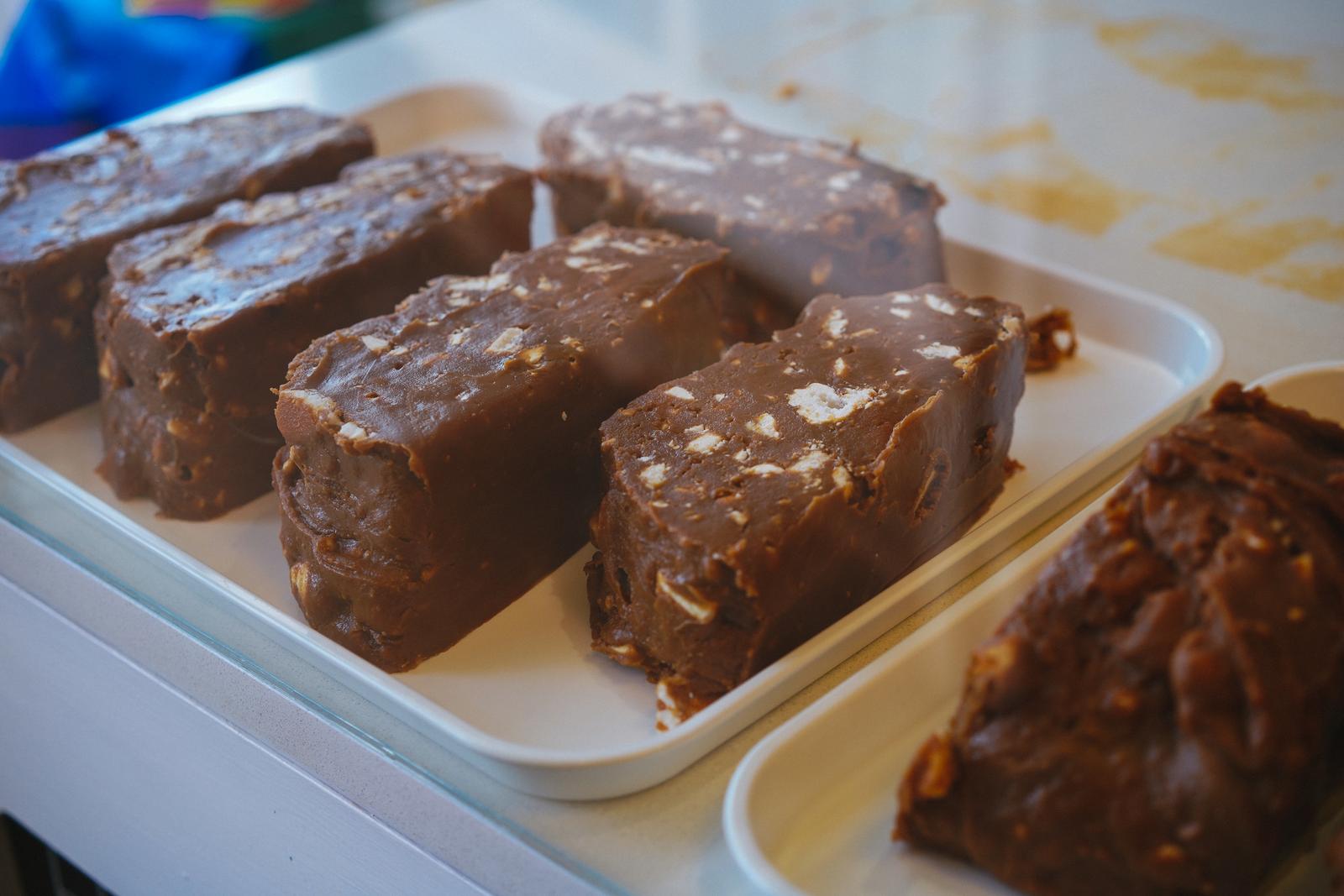 🍰 This Dessert Quiz Is Scientifically Designed to Determine 🫥 What Kind of Vibe You Give Off Fudge