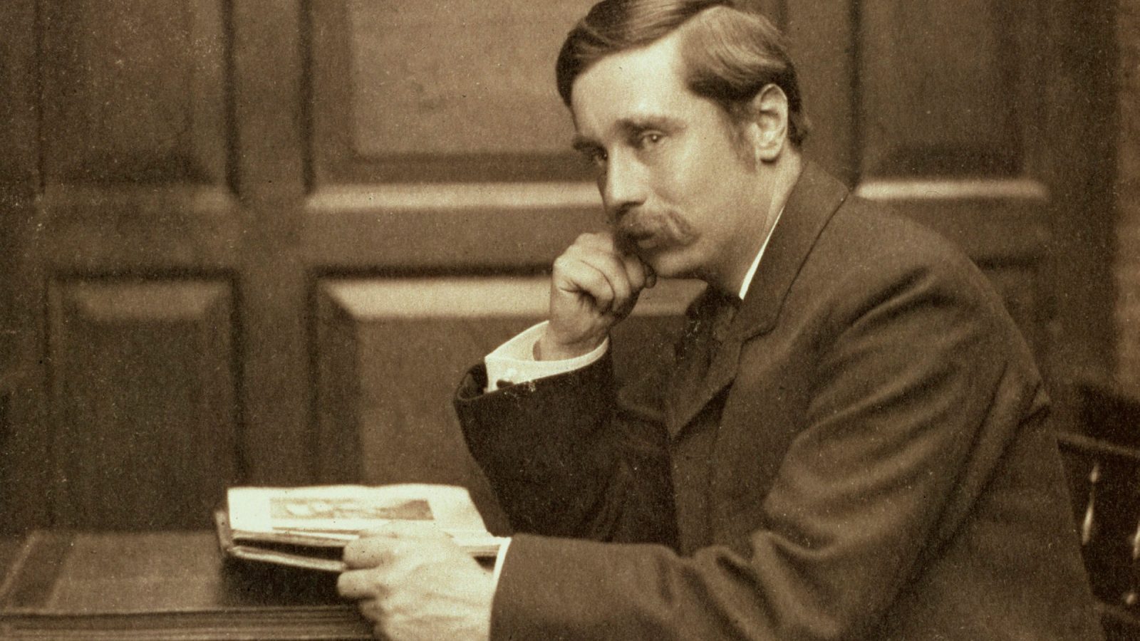 Hundred Trivia Questions Quiz H.G. Wells