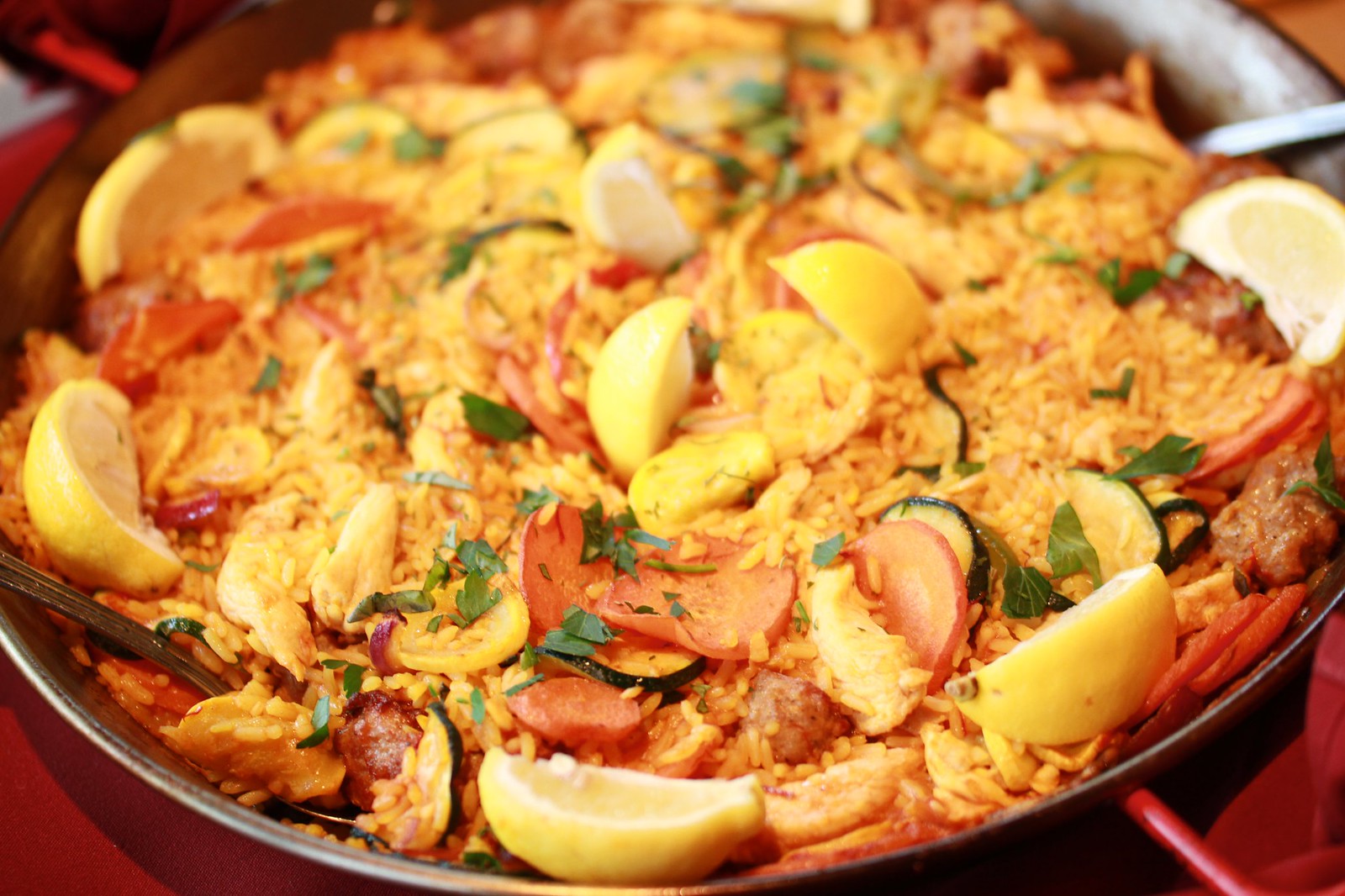 Stop Everything & Play This Travel Quiz To Know If You're Introvert Or Extrovert Paella