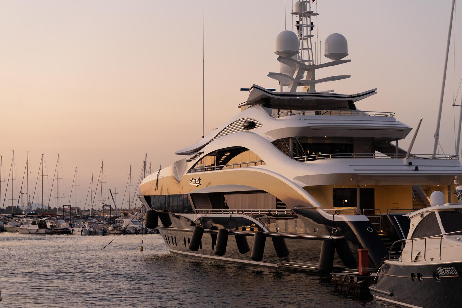 Which Iconic Royal Were You In A Past Life? Quiz Luxury yacht