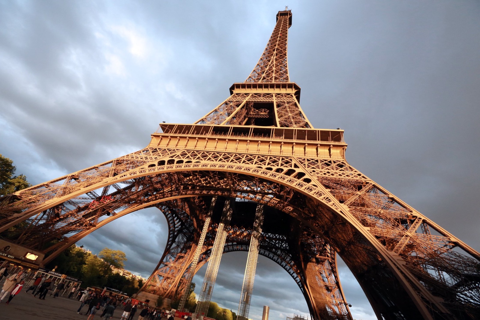 L Trivia Quiz Eiffel Tower, Paris, France