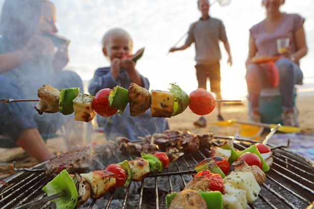 We Can Guess Your Age Based on the 🌭 BBQ Party You Throw 0_Family-having-BBQ-on-beach