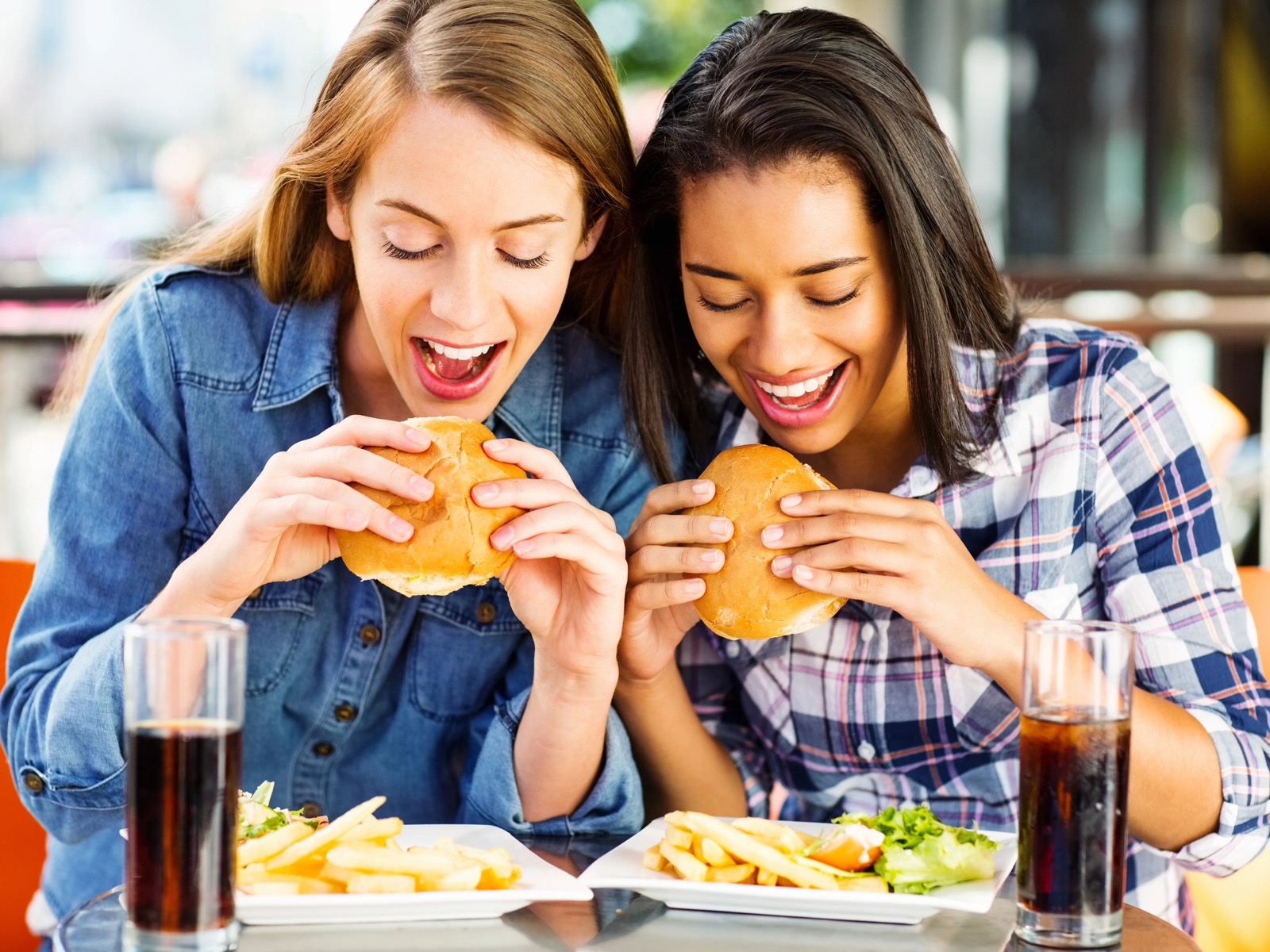 These Are the 32 Worst Foods in the Human Diet, According to AI – How Many Have You Eaten Recently? Teenagers eating burger fast food