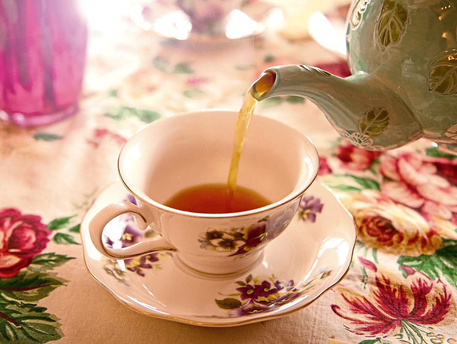 Tea Quiz Tea party - Pouring tea into a tea cup