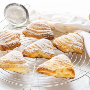 Eat Italian Foods & I'll Reveal Your Nonna Energy Level - Quiz Sfogliatelle (Italian \