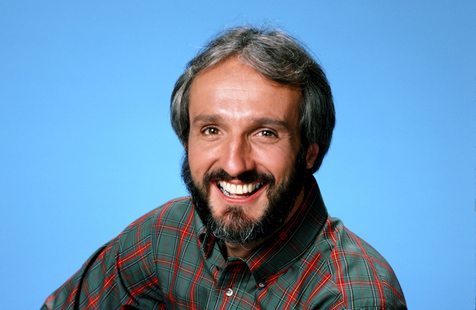 Classic TV Dads Quiz 👔: Match Them To Their Iconic Shows! Michael Gross as Steven Keaton on Family Ties
