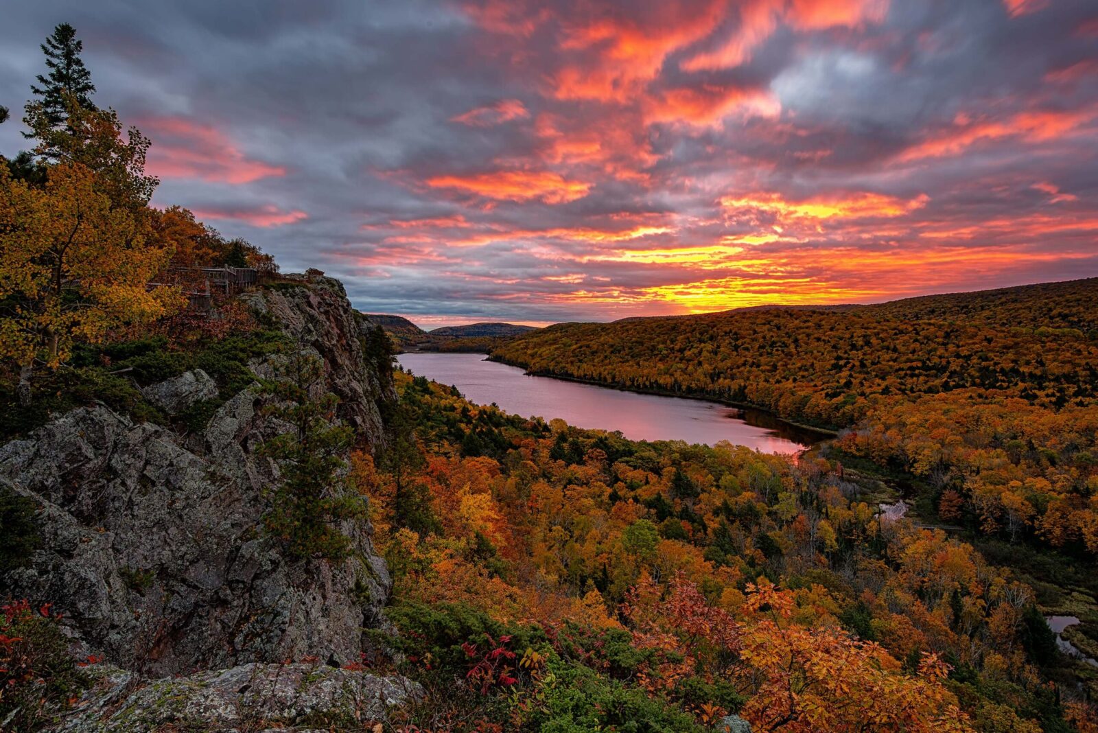 50 States Quiz Sunrise over Lake of the Clouds, Porcupine Mountains State Park. Michigan