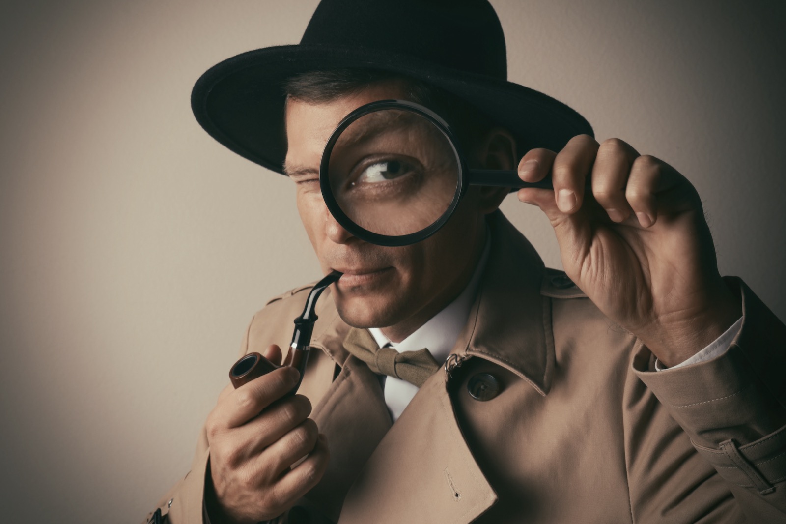 Fun Words Quiz Male detective with smoking pipe looking through magnifying glass