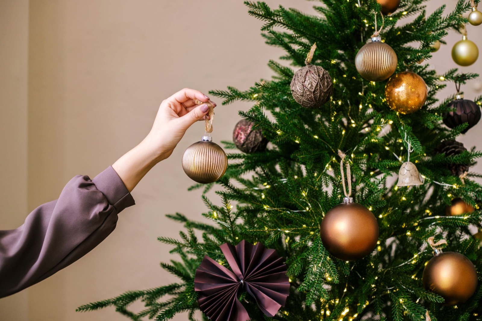 Which Holiday Treat Are You? Quiz Decorating the Christmas tree