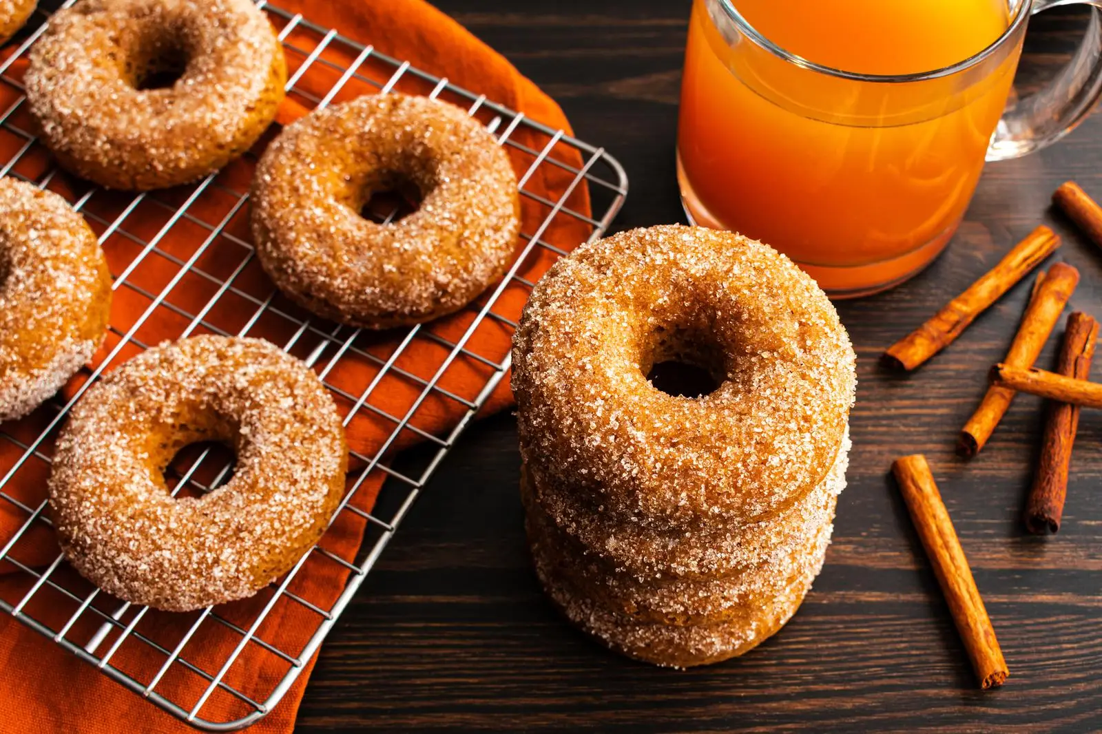 Eat Thanksgiving Food To Know What People Love About You Quiz Apple cider doughnuts donuts