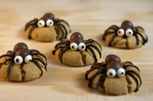 Eat Halloween Snacks to Reveal Your Horror Movie Fate Quiz Spider cookies