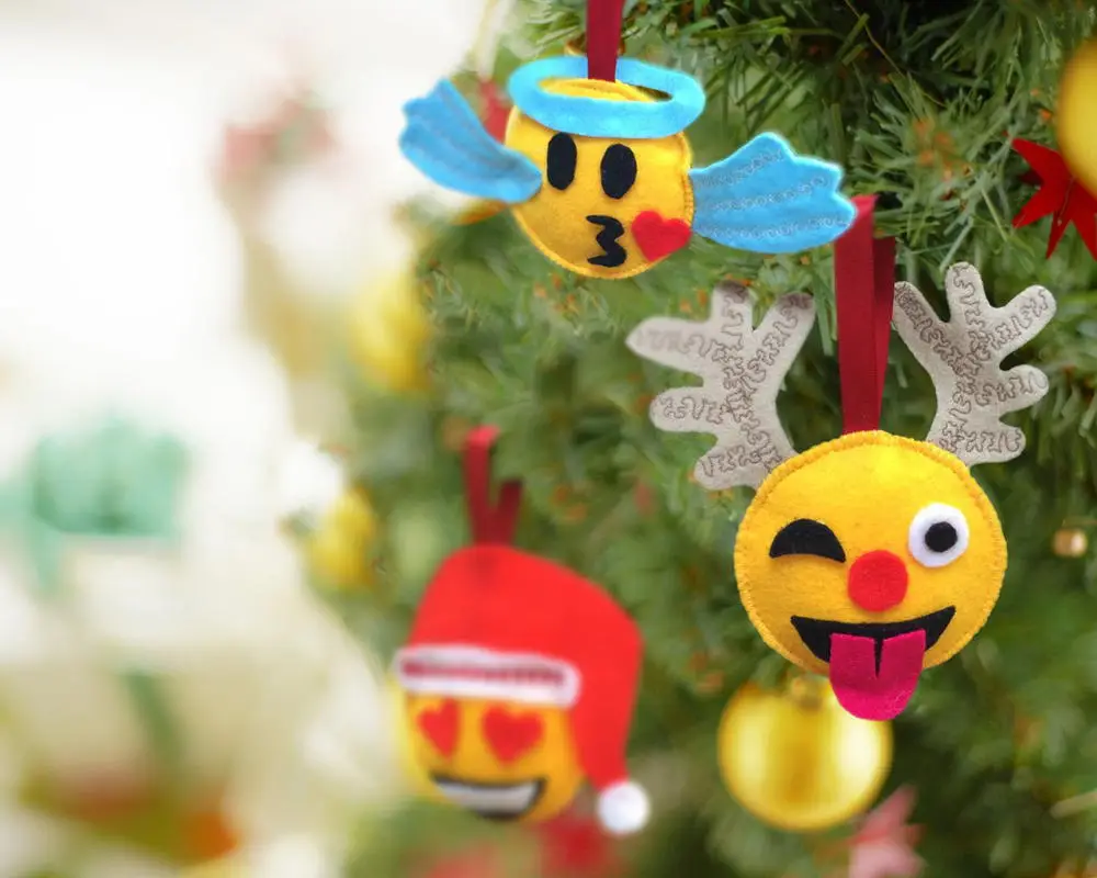 Which Winter Beverage Are You? Quiz Christmas emoji ornaments