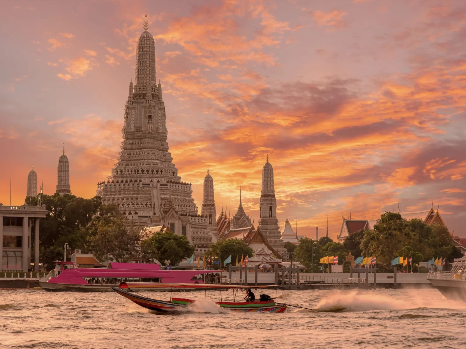 W In Geography Quiz Wat Arun, Bangkok, Thailand