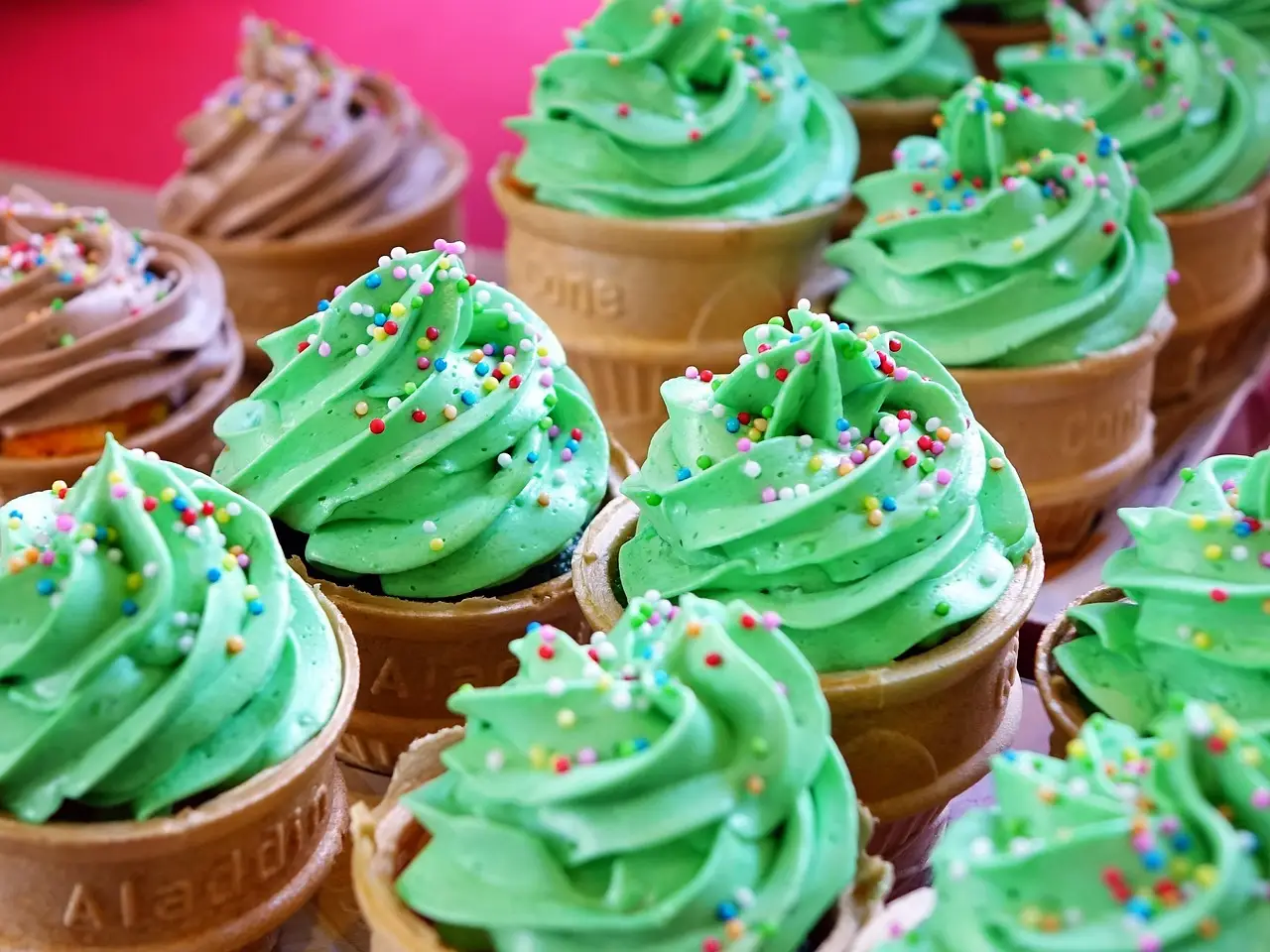 Build Lovely Cupcakes In 5 Steps To Know What People Loโฆ Quiz Green cupcakes