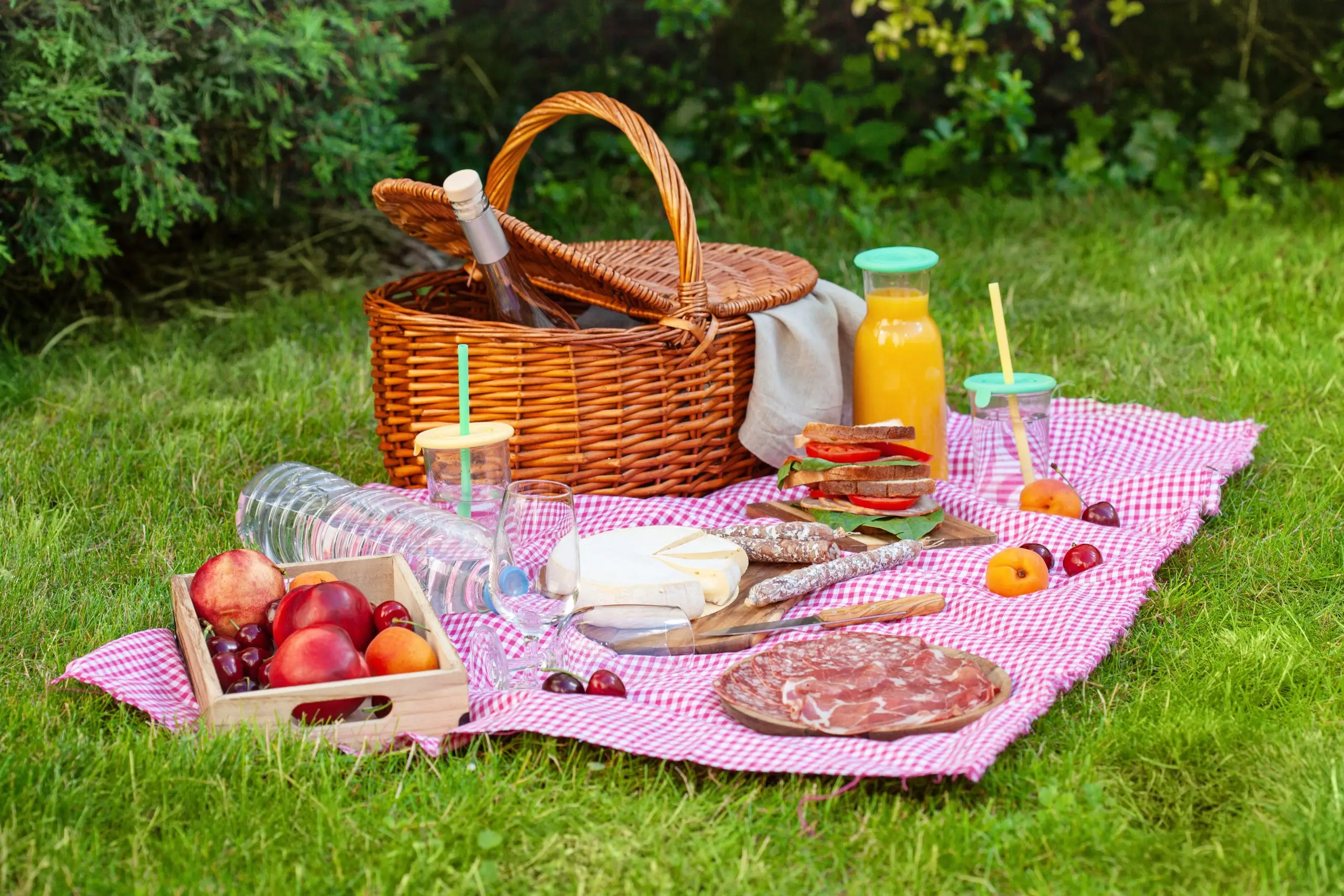 Build A Picnic & We'll Predict Your Summer Love Story Quiz Picnic basket