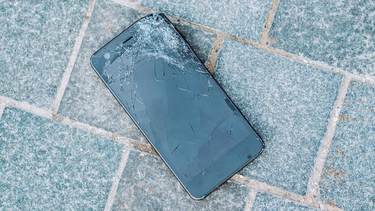 Are You Logic, Emotion, Instinct, Or Imagination? Quiz Broken cracked phone screen